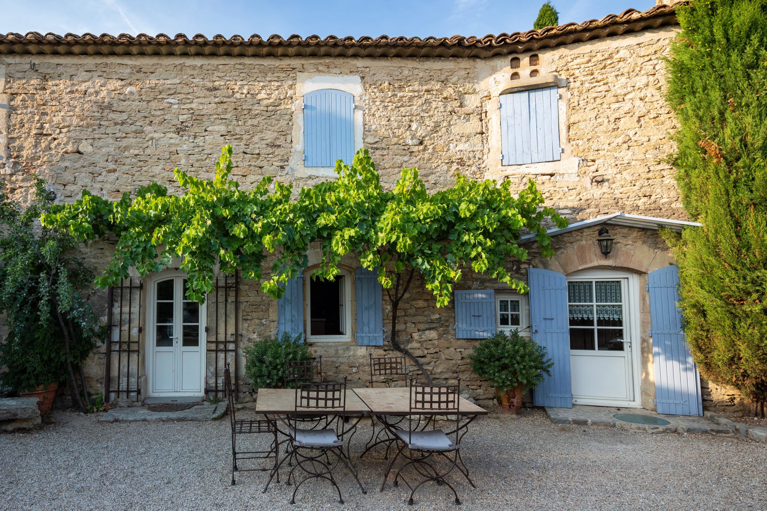 Maison provençale en pierre avec des volets en bois bleu