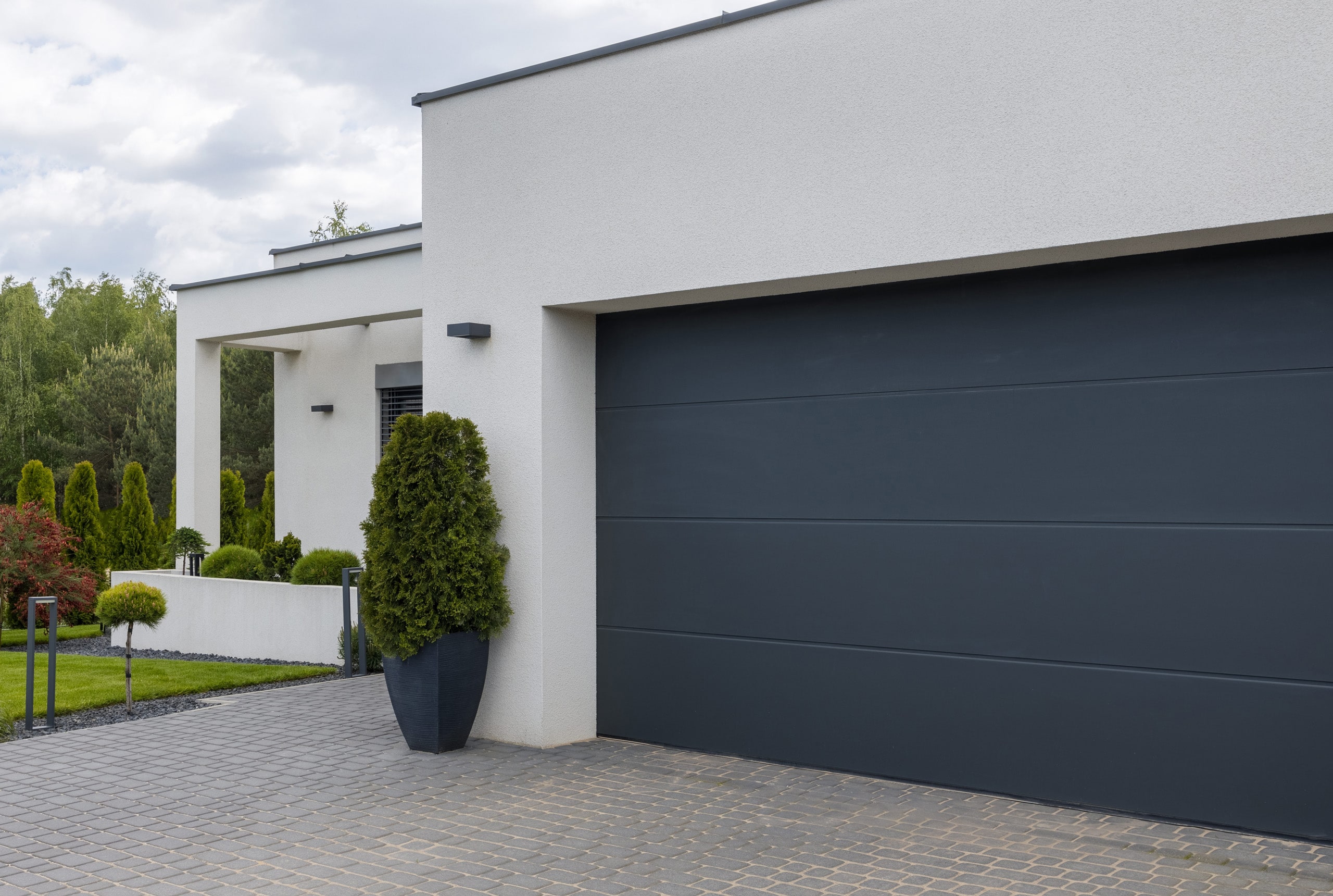 Maison moderne avec porte de garage sectionnelle