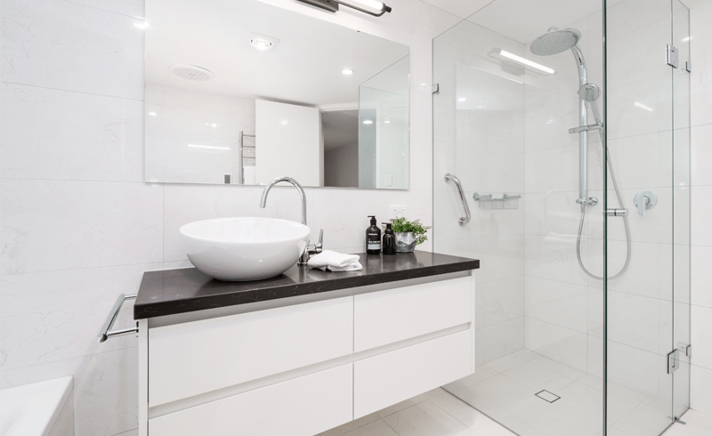 Salle de bain en marbre blanc